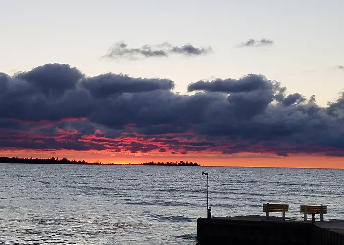 Square Rigger Harbor Motel